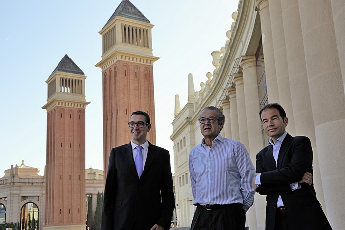 Os rostos dos responsáveis pelo Salão Náutico de Barcelona. Jordi Freixas, Diretor do salão, Luis Conde Presidente do salão e Carlos Sanlorenzo, Secretário-geral da ANEM.
