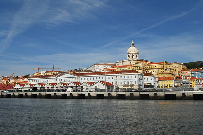 A estação de comboios de Santa Apolónia, em primeiro plano e, mais atrás o edifício Panteão Nacional / Igreja de Santa Engrácia.