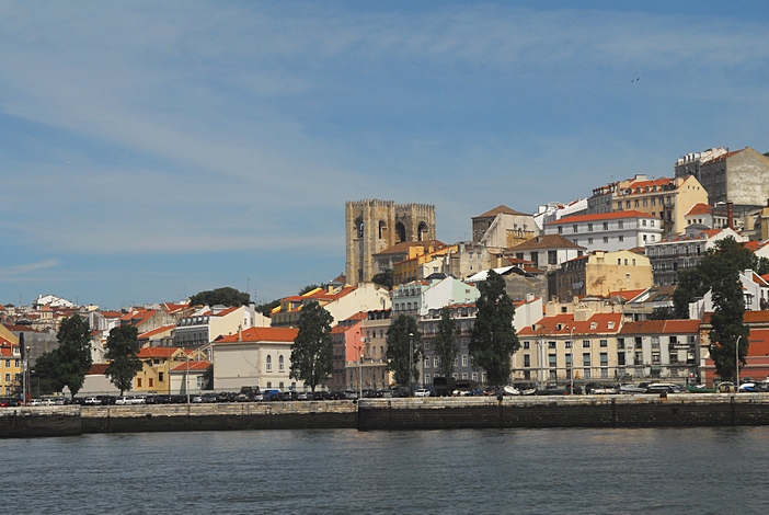 Na aproximação ao Terreiro do Paço podemos ver o edifício da Sé de Lisboa, uma construção que teve início no século XII.
