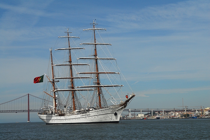Fundeada, sensivelmente, em frente do Terreiro do Paço o NRP Sagres tem 89 m de comprimento e foi construido, na Alemanha, em 1937. Neste momento está a navegar rumo ao Brasil por causa dos Jogos Olímpicos.