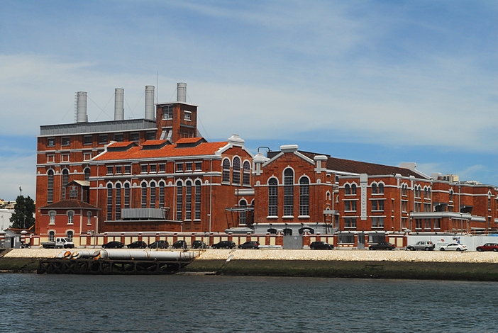 O emblemático edifício do Museu da Eletricidade pertencente à Fundação EDP a funcionar na antiga Central Tejo.