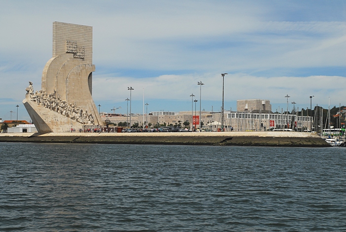 O majestoso Padrão dos Descobrimentos concebido por Cottinelli Telmo e pelo escultor Leopoldo de Almeida (autor da estatuária) tendo sido inaugurado em 1940. Ao fundo temos o Centro Cultural de Belém, um projetos dos arquitetos Vittorio Gregotti e Manuel Salgado. Foi inaugurado em 1992.