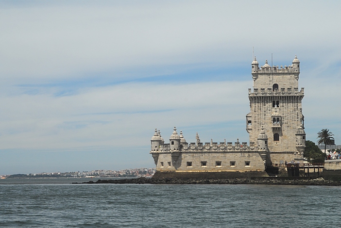 Aproximação à Torre de Belém. Um projeto dos arquitetos Francisco de Arruda, Francisco de Holanda, António Viana Barreto, António de Azevedo e Cunha. A construção teve início em 1515 e a inauguração foi em 1519.