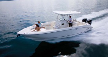 BOSTON WHALER: Novo Outrage 320 – Um consola central elegante