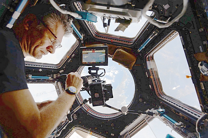 O astronauta da ESA, Paolo Nespoli, tira fotografias na Cúpula da International Space Station. Copyright ESA/NASA