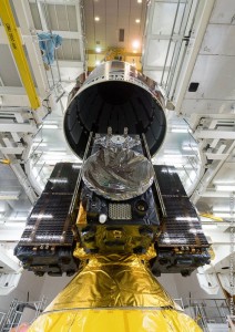 Os satélites antes de serem encapsulados no Ariane 5. ©ESA-CNES-Arianespace / Optique video du CSG – JM Guillon