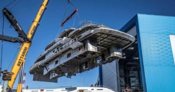 Estaleiro Benetti efetua operação rigorosa