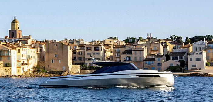 O fascínio da navegação mediterrânica nas primeiras imagens do Santasevera 52 em Saint-Tropez
