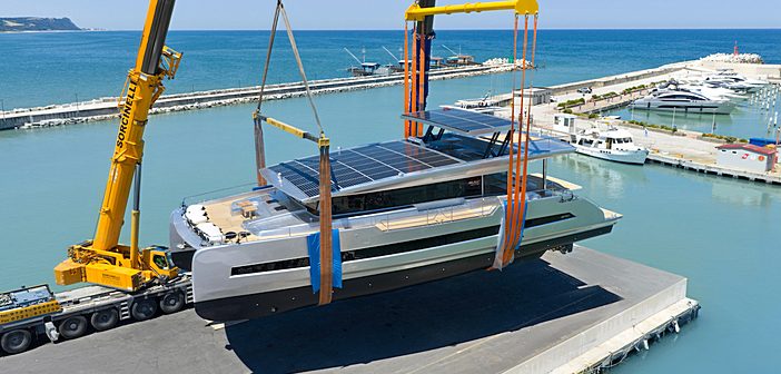 Silent Yachts lança o seu navio-almirante solar-elétrico SY80 catamarã