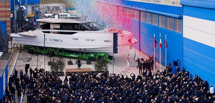 Seadeck 9 da Azimut batizado entre as montanhas