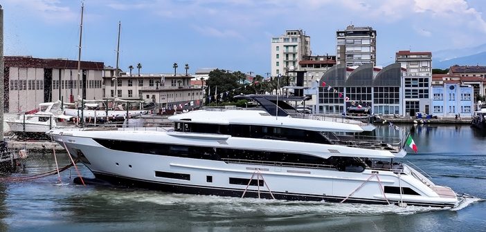 O lançamento em varadouro do novo Benetti Class 44M marca o início de um plano de investimento de 100 milhões de euros do Grupo Azimut|Benetti na Toscana